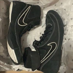 Used wrestling shoes In good quality Not set price